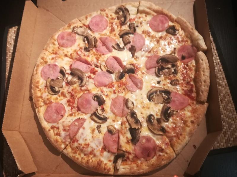 Какую пиццу заказать  маленькую или большую?