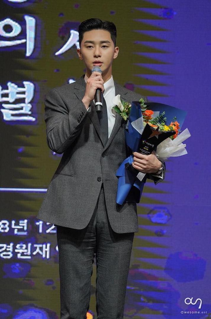 Я счастлив и благодарен сейчас в свои мрачные годы как актер и любим многими людьми», - сказал Пак Сео Джун, получая награду